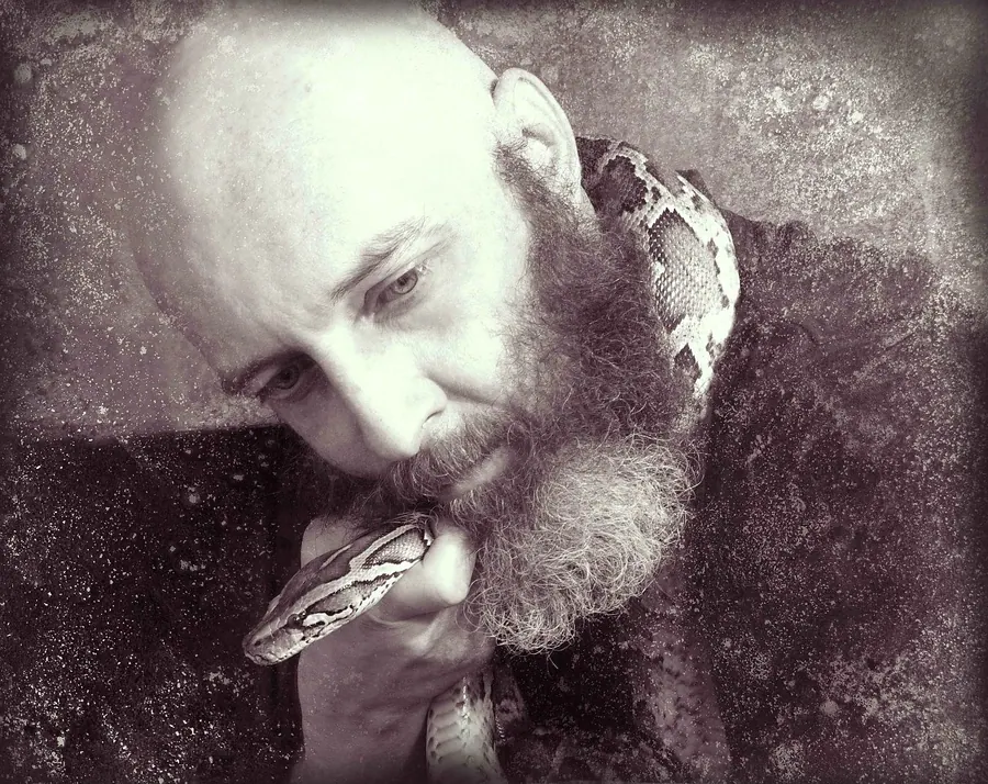 Автопортрет — художественная фотография Вячеслава Ларионова (серия «Тексты и мысль», 2013 г.)