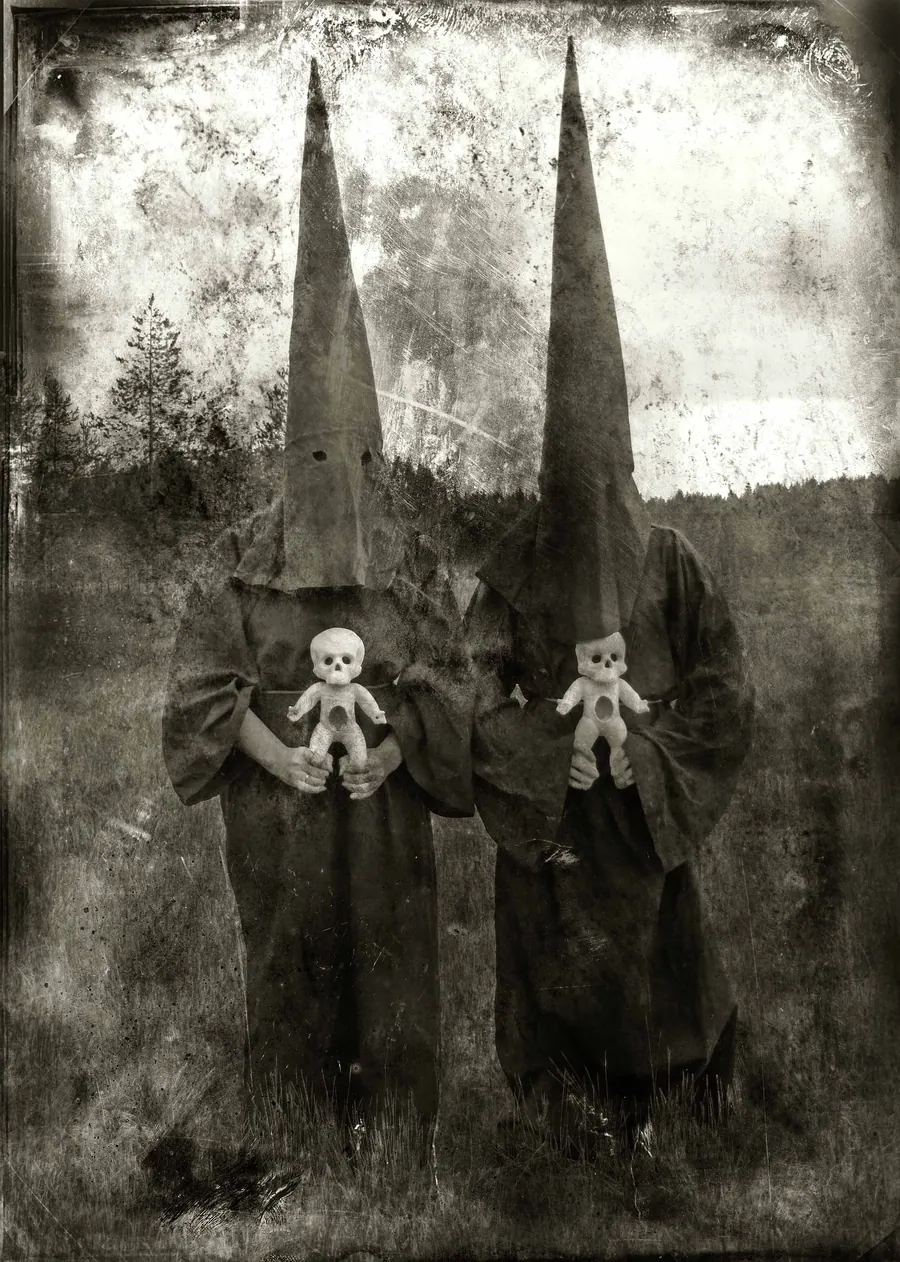Апокалиптико-мета-абсурдистика — художественная фотография Вячеслава Ларионова (серия «Тексты и мысль», 2024 г.)